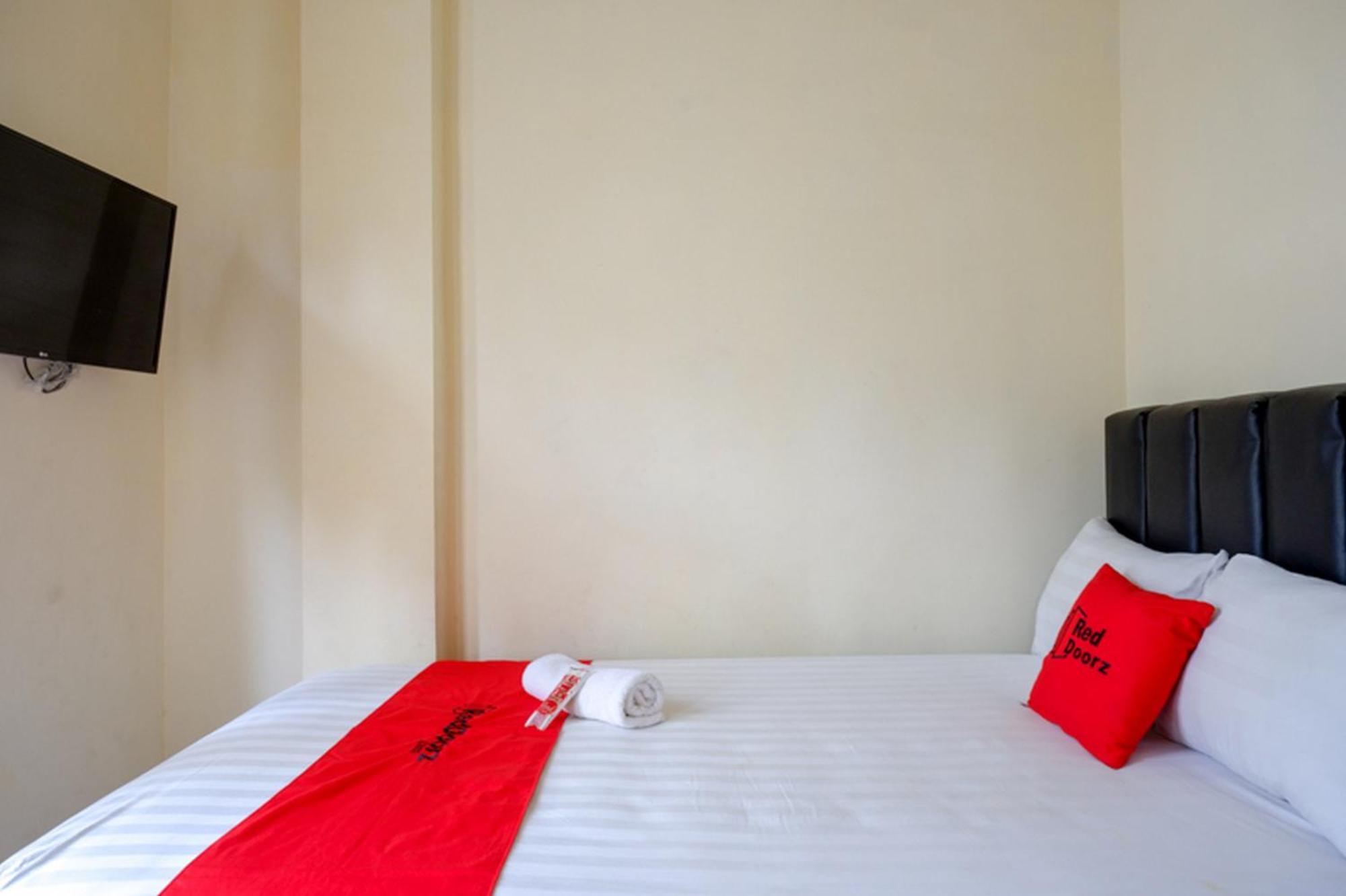 Hotel Reddoorz Syariah Near Purwosari Train Station Solo Exterior foto