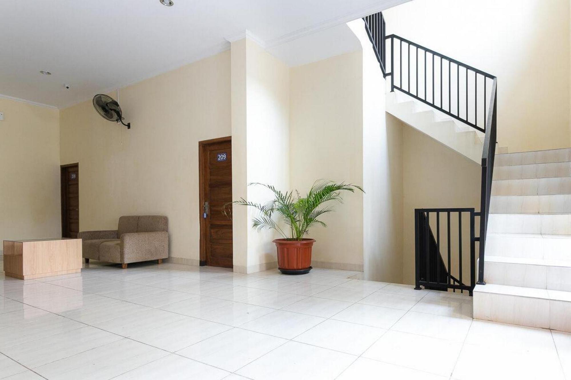 Hotel Reddoorz Syariah Near Purwosari Train Station Solo Exterior foto